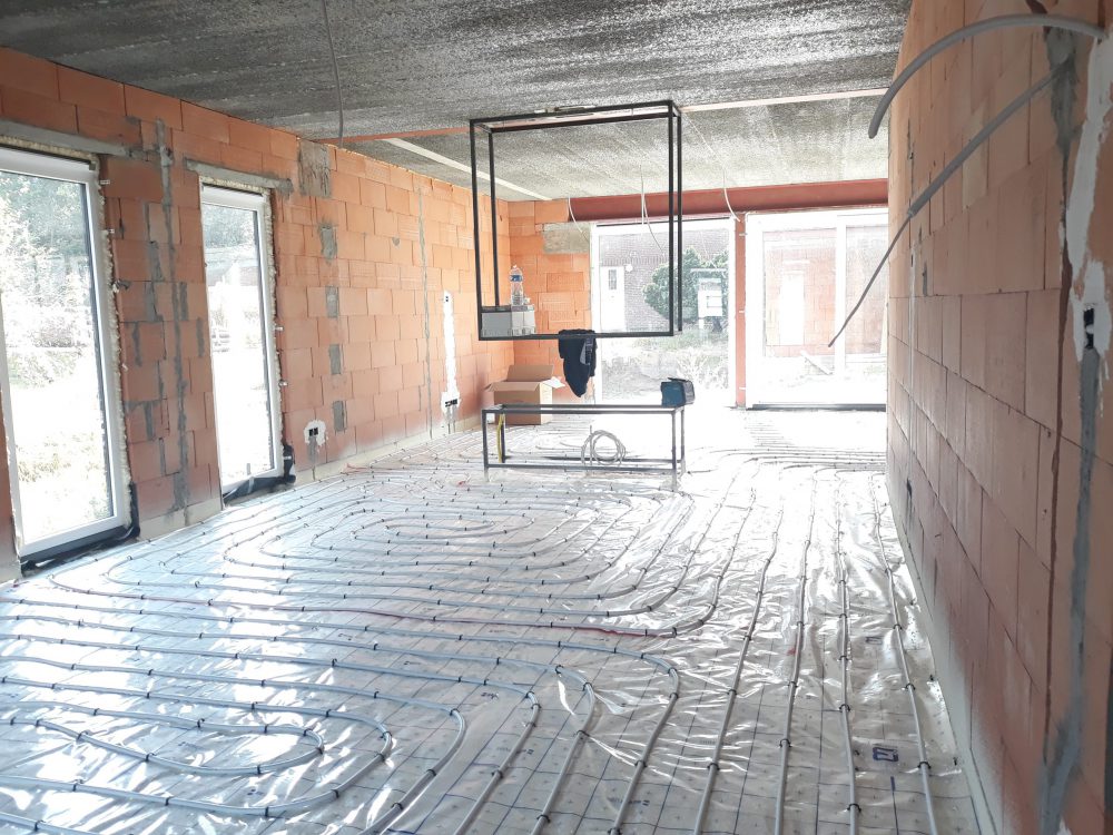 Vloerverwarmingsleidingen gelegd in een ruwbouw